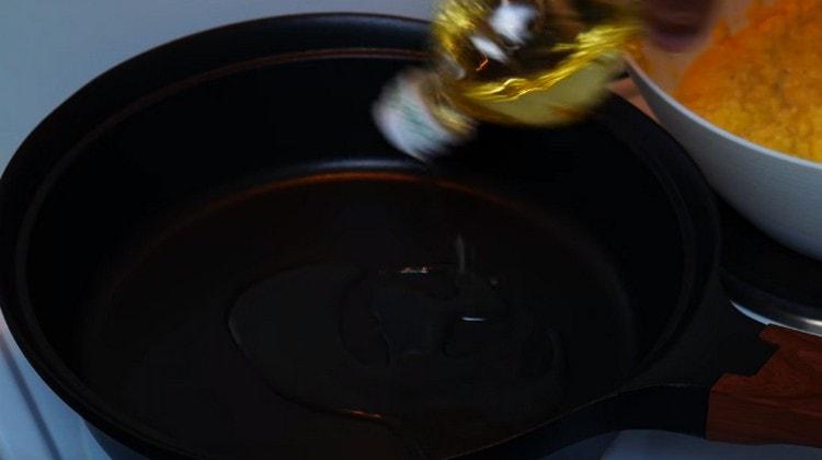 Ei bine, încălziți tigaia cu ulei vegetal.
