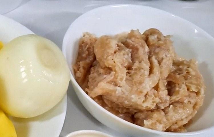 Se macină carnea în carne tocată.