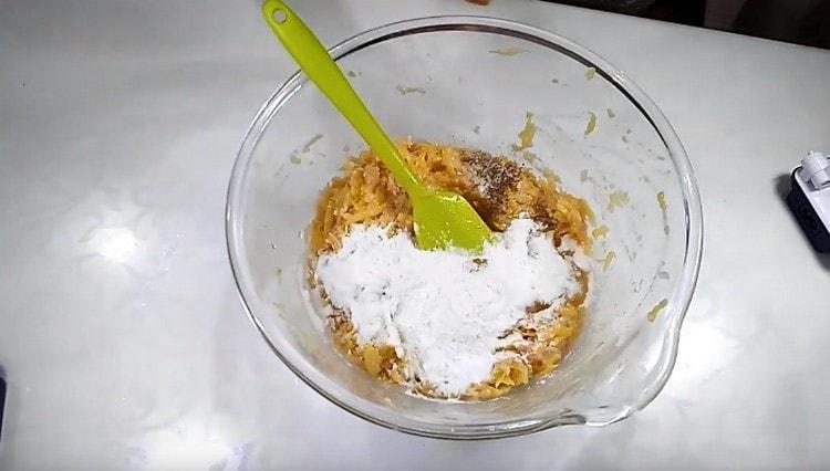 Adăugați oul, sarea, piperul, amidonul în masele de cartofi.