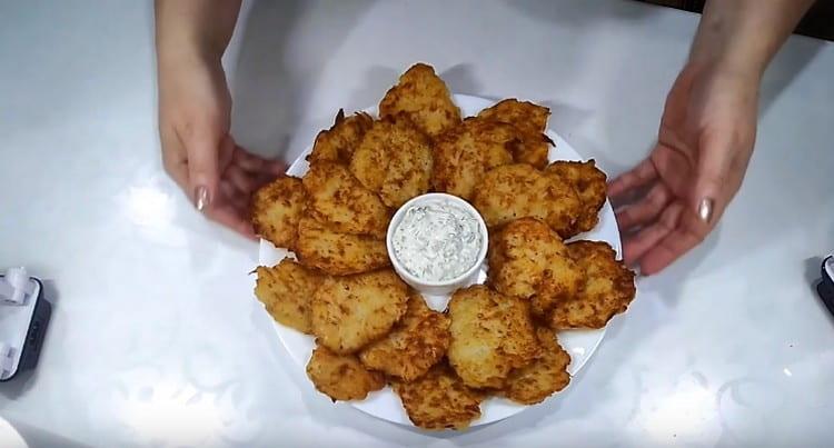 Draniki cu carne tocată completează perfect sosul de smântână.