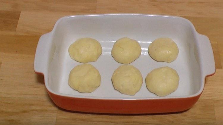 From yeast dough prepared on water, you can bake and rolls, and pies.
