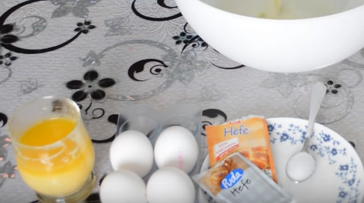 تحتاج أولا إلى إذابة الزبدة.