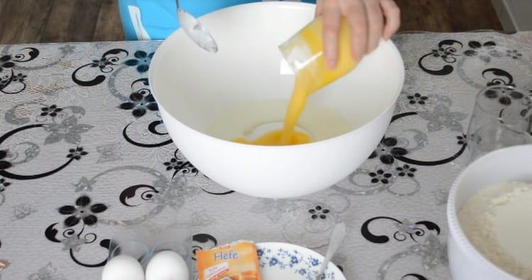 أضف الملح والسكر والزبدة المذابة سابقًا.