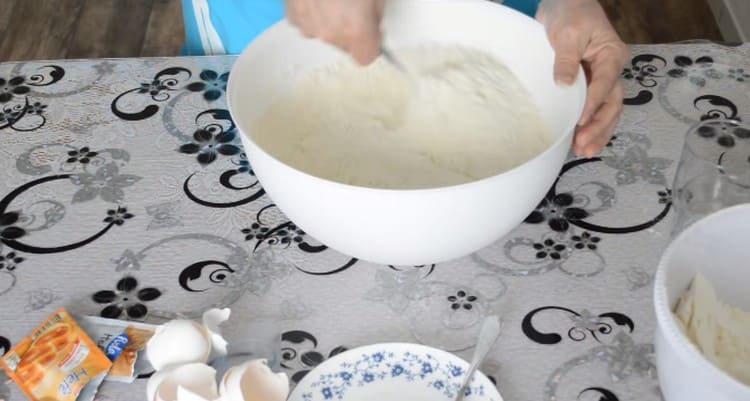 يضاف الدقيق المنخل وتخلط.