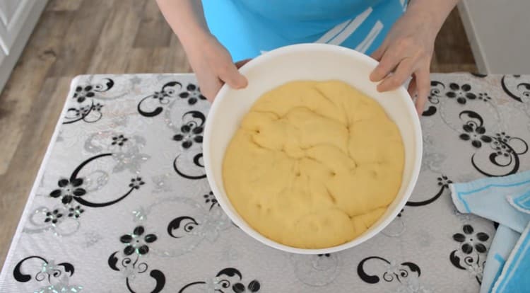 اترك العجين في الارتفاع.