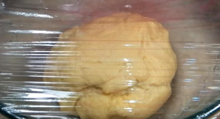 Těsto uhněteme a znovu necháme v misce na teplém místě.