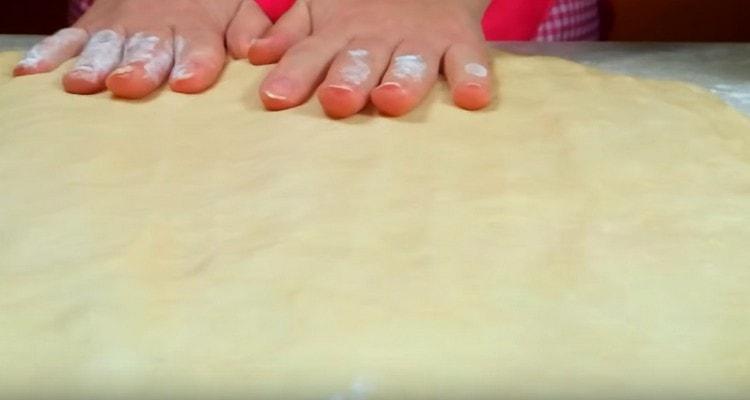 Položíme těsto na stůl a natáhneme ho do obdélníku.