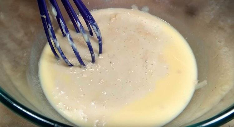 Do těsta přidejte těsto = zakysaná smetana.