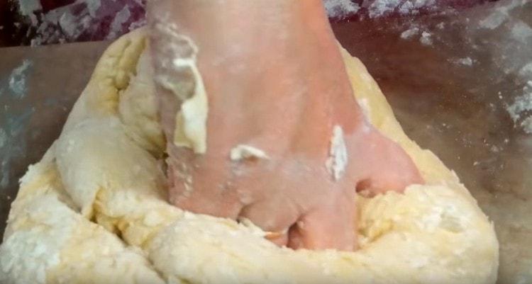 Přidejte mouku a hnějte těsto.