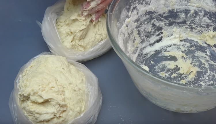 Canviem la massa en dues bosses, greixades amb oli vegetal.