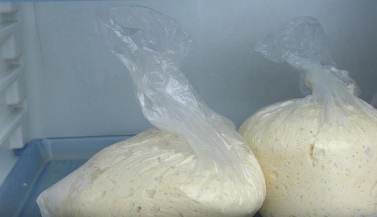 Col·loqueu els paquets amb la massa a la nevera durant 3 hores.