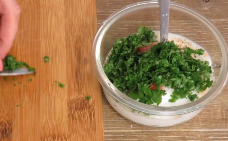 Adăugați verdeața tocată și amestecați.