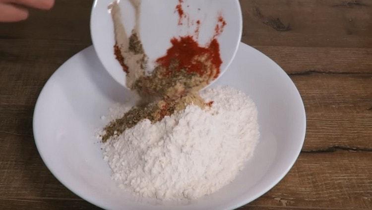 Amestecă făina cu condimentele.