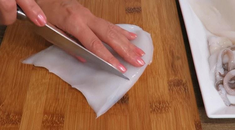 Pe carcasa de calmar facem incizii oblice.