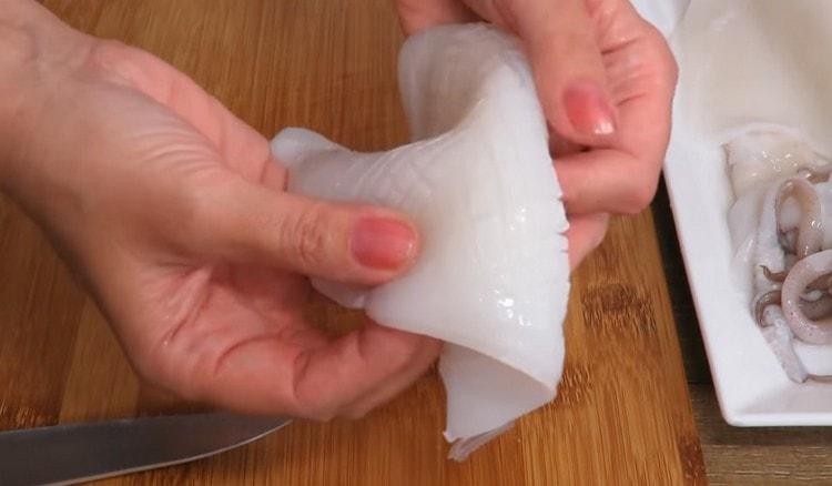 Facem crestături într-o direcție și în cealaltă, pentru a obține o plasă până la urmă.