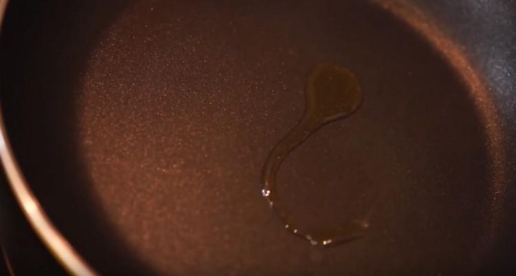 In a pan, heat the vegetable oil.