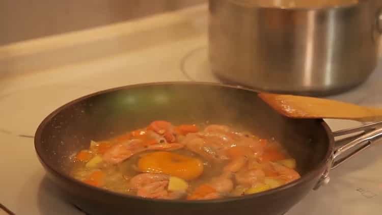 Pentru a pregăti orez creveți, pregătiți creveții