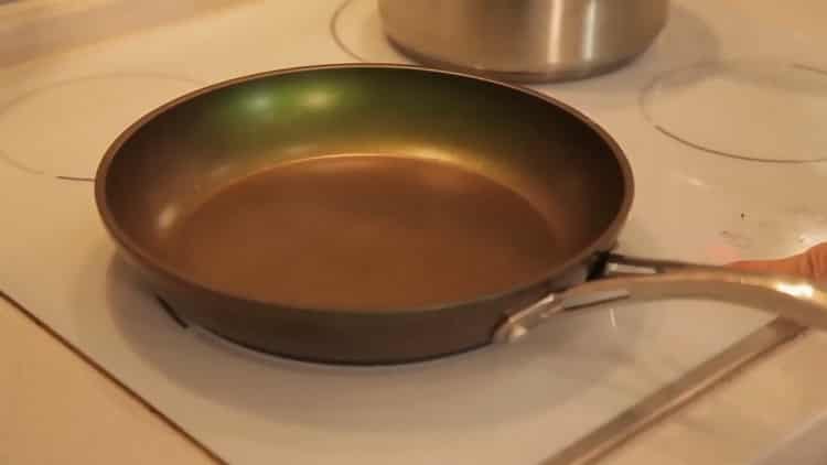 Pentru a găti orez cu creveți, preîncălziți cuptorul