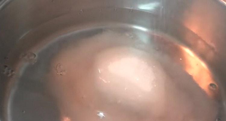 Налейте вода в тигана, добавете захар и кипнете сиропа.