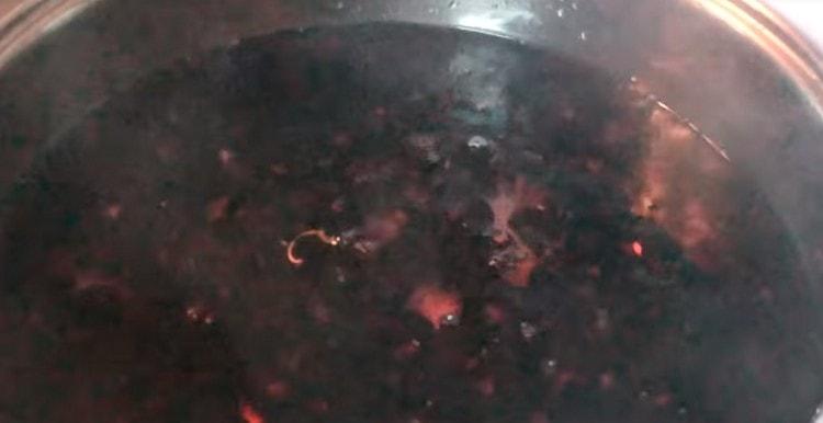 Измийте плодовете и разстелете във вряща вода.