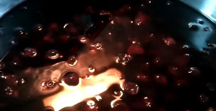 Готовият компот оставете да се охлади малко.