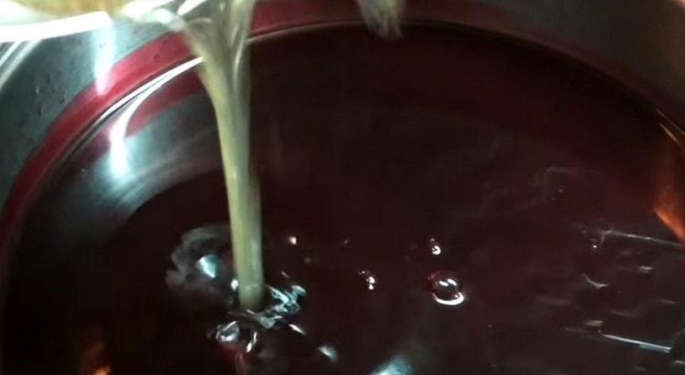 Когато компотът се охлади малко, добавете към него желатин.