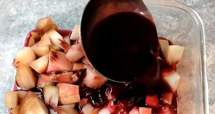 Изсипете желе във формата и го оставете да изстине.