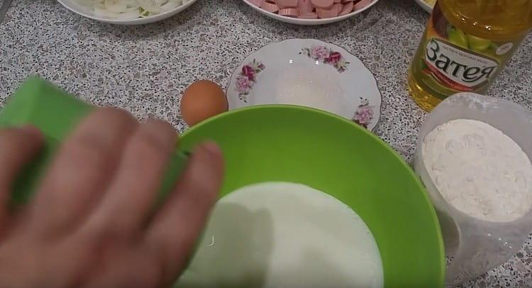 Bir kaseye kefir dökün.