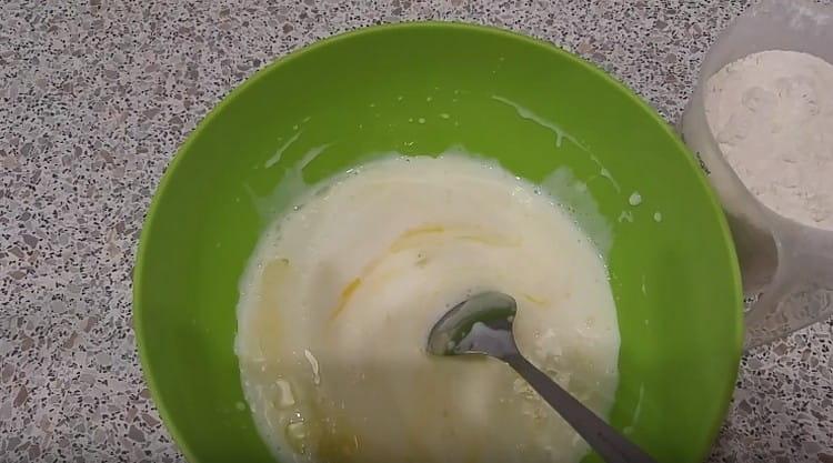 Yumurta, tuz, bitkisel yağ ekleyin, her şeyi karıştırın.