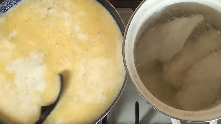 Ajouter la crème et cuire quelques minutes.