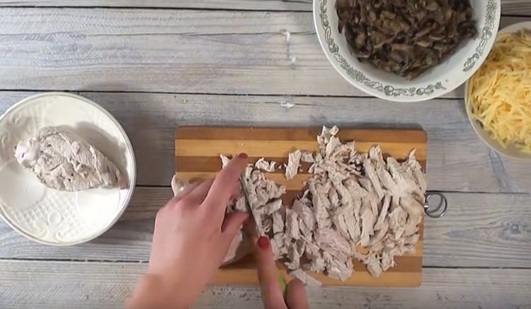 Hacher le poulet finement bouilli.