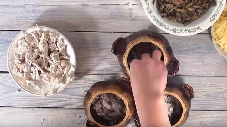 Nous répandons le poulet dans des pots.