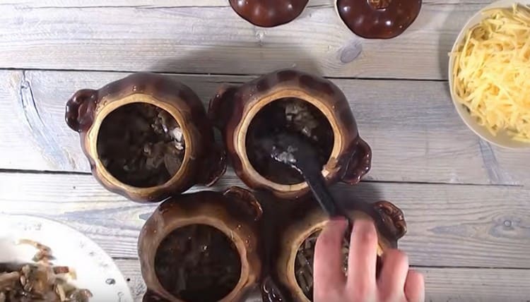 Sur le poulet, étalez les champignons.