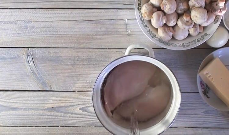 Nous mettons le filet de poulet à cuire.