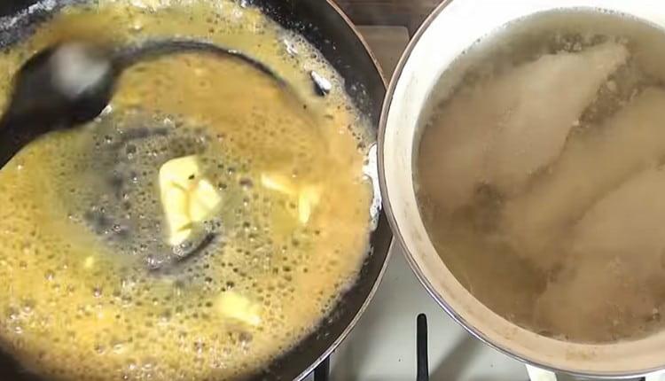 Ajouter un morceau de beurre à la farine et laisser fondre.