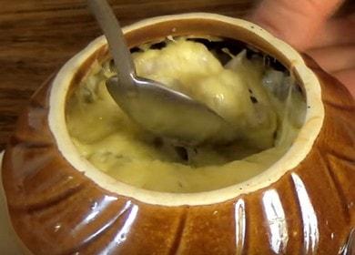 Gătit delicioase julienne în ghivece la cuptor conform unei rețete pas cu pas cu o fotografie.