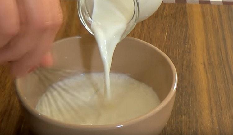 Добавете останалия крем и разбъркайте отново.