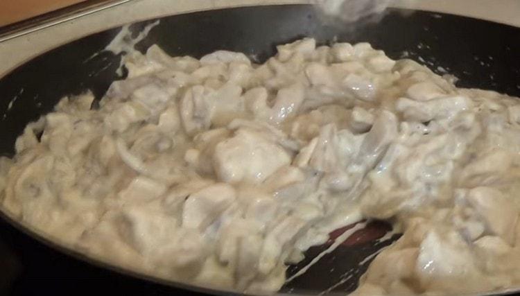 Варете още няколко минути, докато сосът се сгъсти.