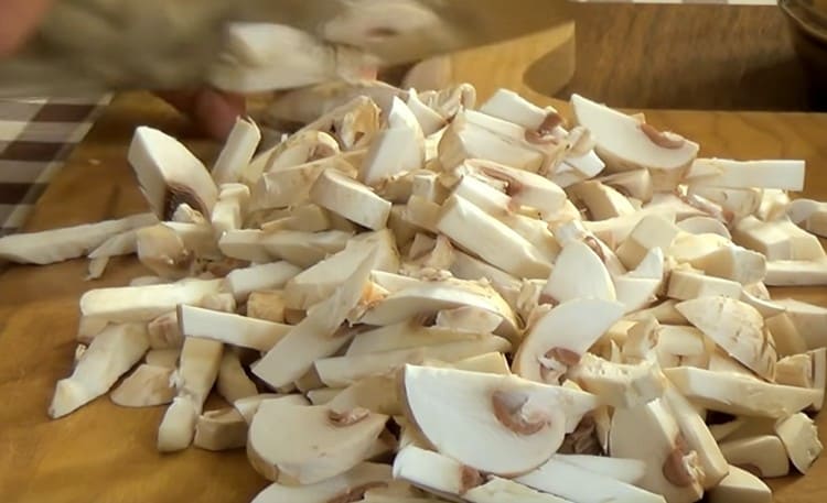 Нарежете лука.