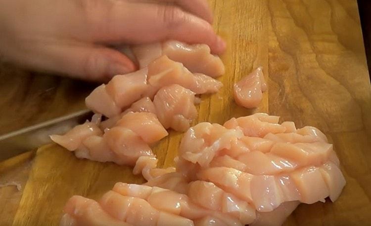 Нарежете пилето на парчета.