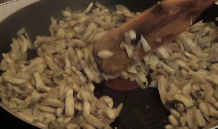 Запържете гъбите, докато течността се изпари.