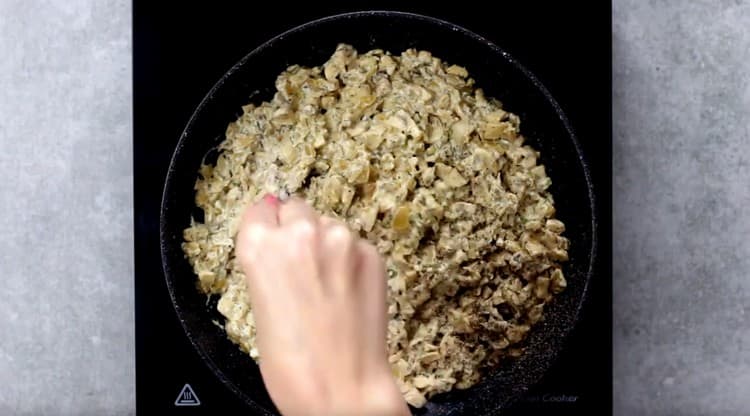 Сол и черен пипер гъбите със заквасена сметана и лук, след което ги изключете.