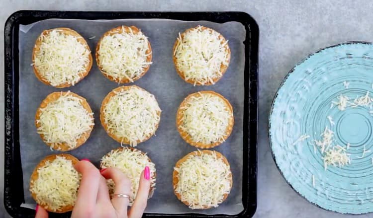 сложете тарталетите върху лист за печене и сложете във фурната.
