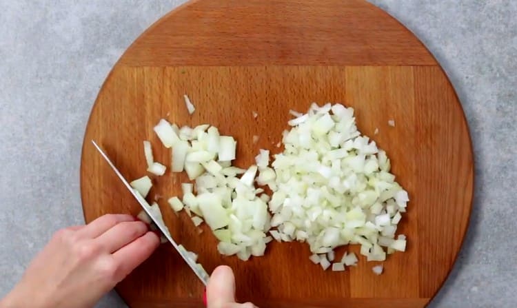 Смелете лука.