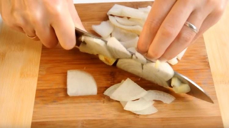 Vi skar løgne i kvart ringe.