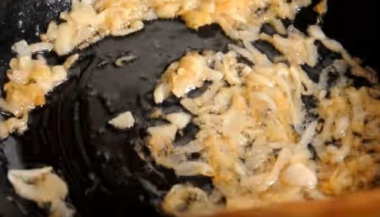 Stek løg, indtil den er gyldenbrun.