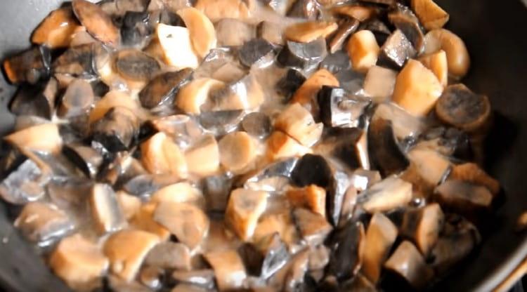 Stew champignon i en anden gryde.