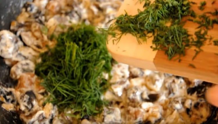 Til svampe tilsættes creme fraiche samt dild.