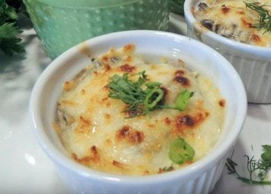 Pregătim julienne aromată cu ciuperci conform unei rețete pas cu pas cu o fotografie.