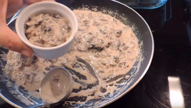 Schimbăm juliana de ciuperci în cocotă.